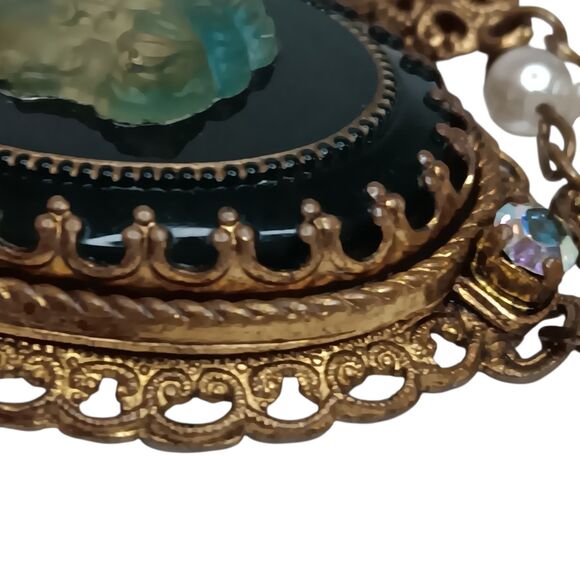 Vintage Green Glass Cameo Iridescent Necklace Goldtone Filigree & Rhinestones - Picture 11 of 16